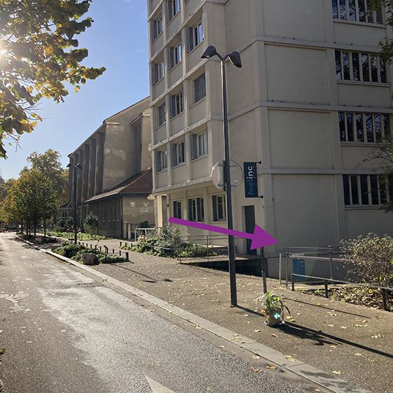 Avenue de Birmingham, with an arrow pointing to the school entrance